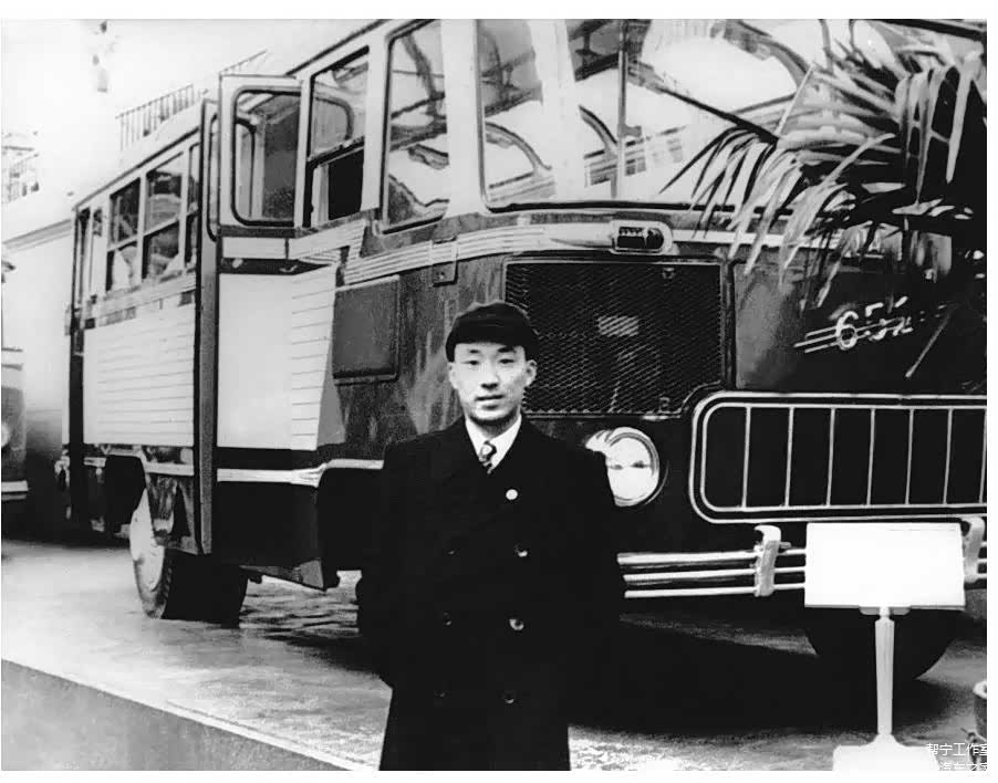 ▲李岚清在苏联汽车厂专门为联欢设计制造的大客车前留影。