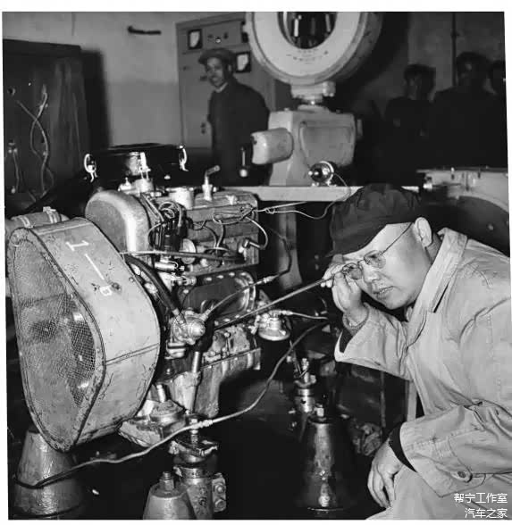 ▲一汽副厂长兼副总工程师孟少农工作照片。