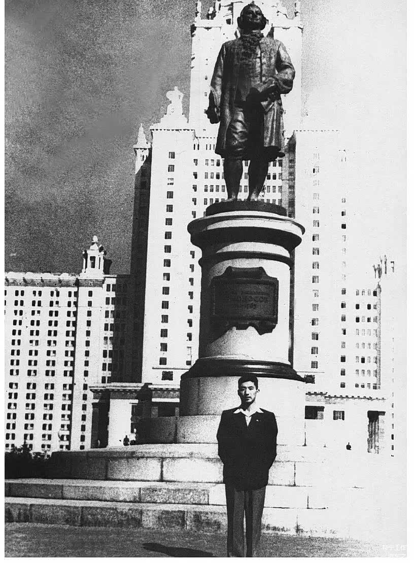 ▲李岚清在苏联实习时参观莫斯科大学。