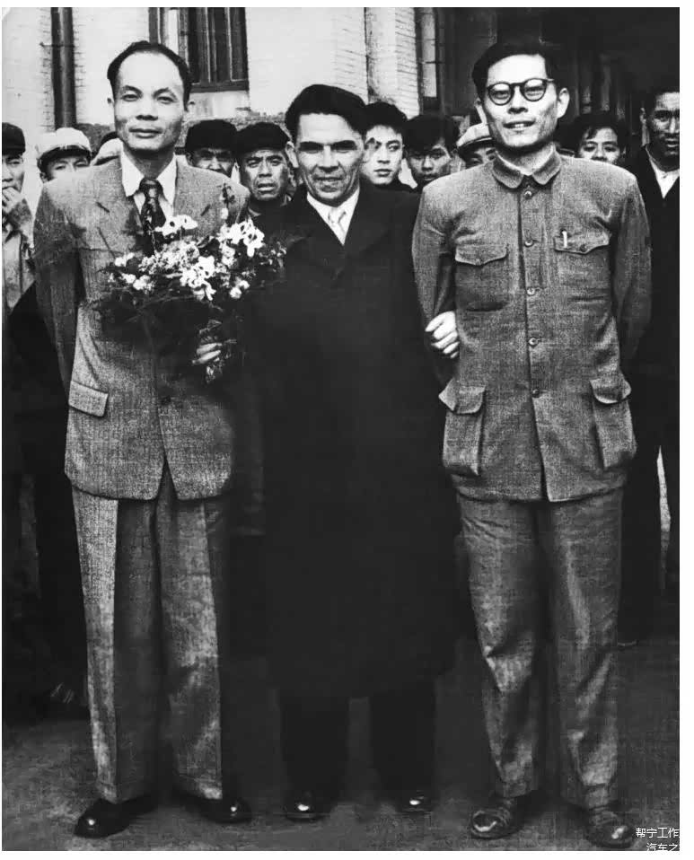 ▲1957年，江泽民同志在长春火车站送别苏联专家基列夫回国。