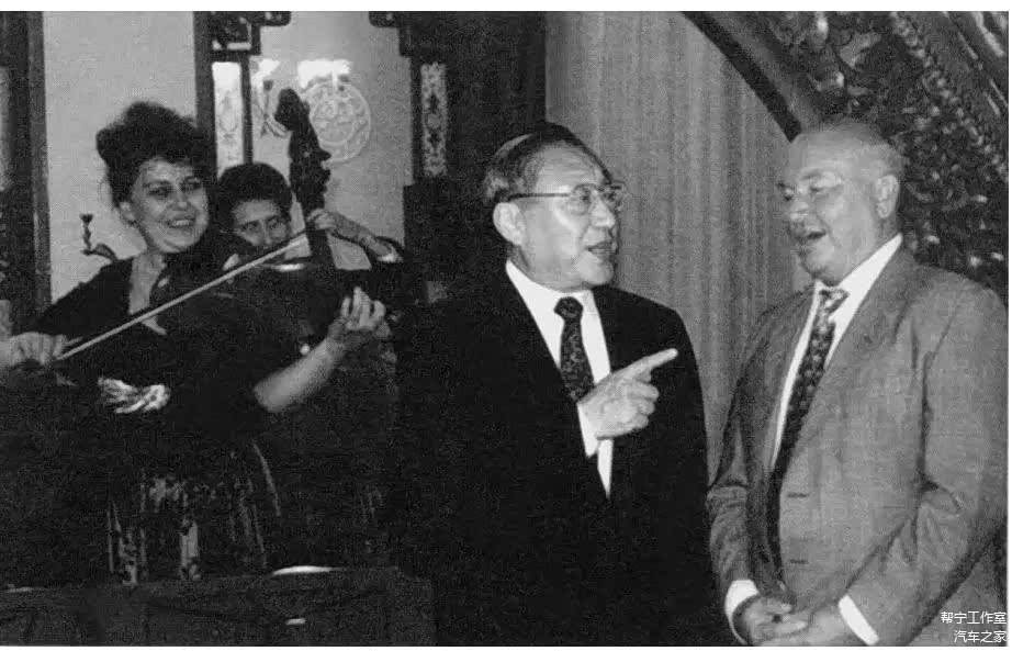 ▲2001年，李岚清在莫斯科为北京申奥在大使馆与莫斯科市市长卢日科夫一起唱《莫斯科郊外的晚上》。