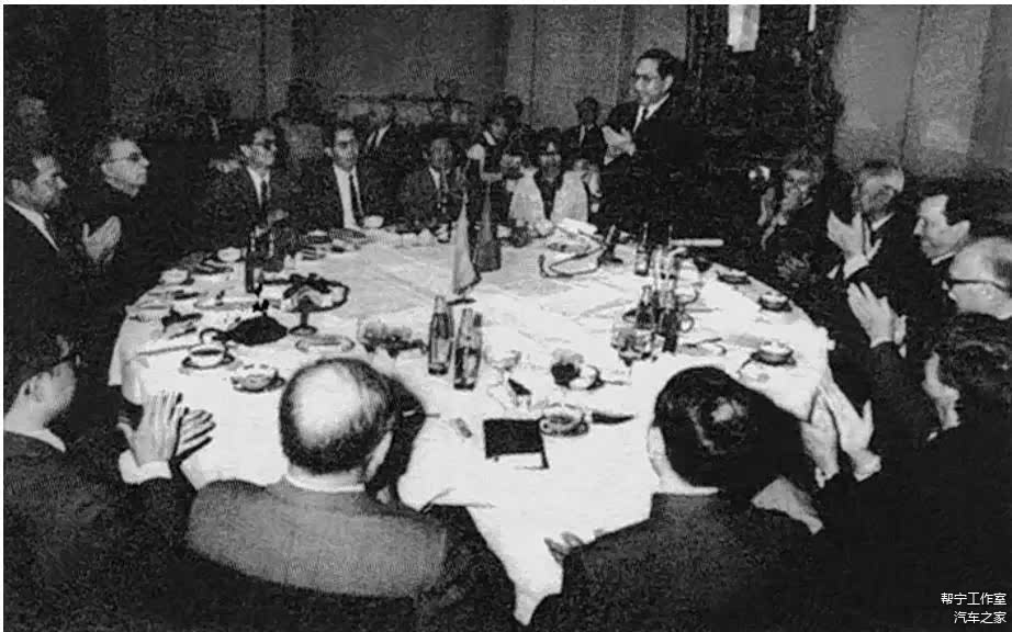 ▲1986年，李岚清率中苏友协代表团访苏时，会见援建一汽专家组组长希格乔夫和司格林等朋友。