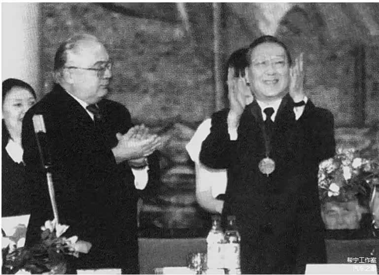 ▲2000年，李岚清在莫斯科接受莫斯科大学荣誉教授职衔。