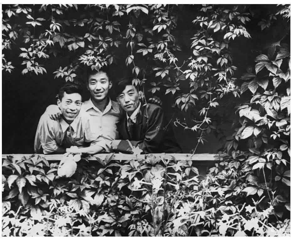 ▲参观俄罗斯文学泰斗托尔斯泰故居（居中者为李岚清）。