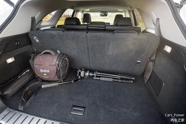 第三排座椅升起后，后备箱依然宽敞