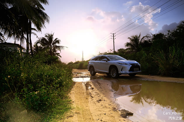 夕阳中的雷克萨斯RX450hL