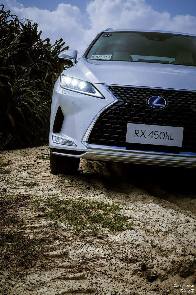 RX450hL的电动四驱在松软的野海滩帮我们脱困