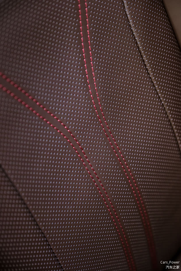 带有通风加热功能的半苯胺真皮座椅舒适度极高