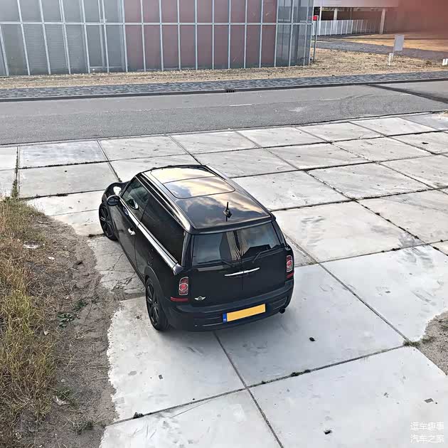 “在车顶和她一起唱着歌”