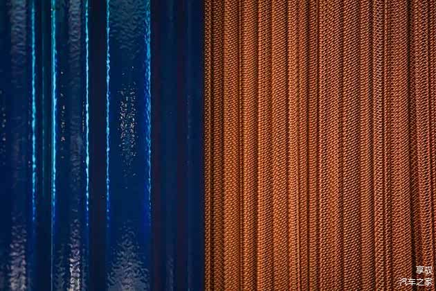 受到迈巴赫经典双色车漆的灵感启发，室内多处装饰采用鲜明的对比色彩，呈现反差美感与视觉冲击