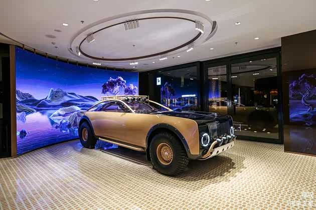 由梅赛德斯-奔驰集团股份公司首席设计官瓦格纳与天才设计师Virgil Abloh联袂设计的Proje