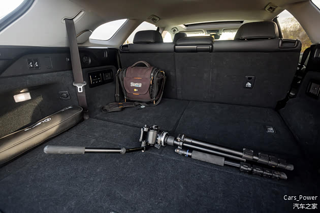 第三排座椅放倒后，后备箱容积巨大