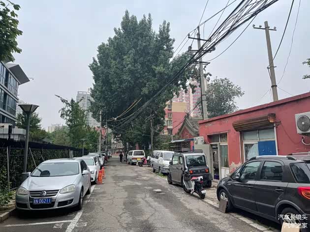 从劲松六区支路走下去，可以看到古建筑的身影