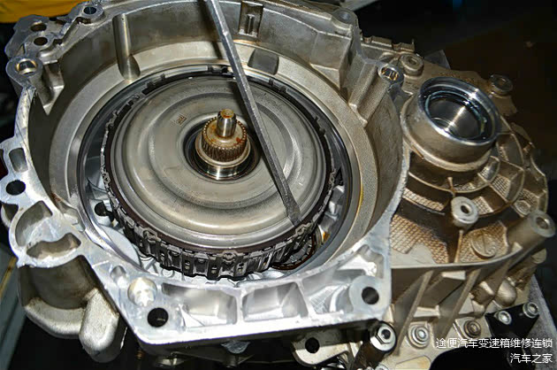 卡簧是变速箱里必不可少的零件，大大小小型号不同，对零件起到固定作用。