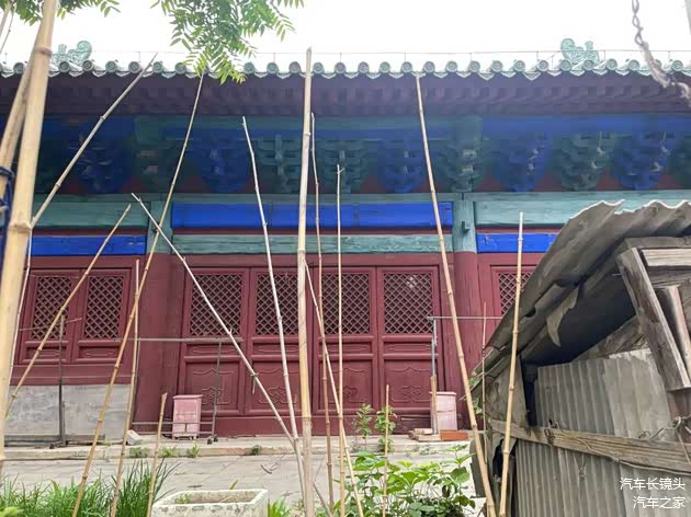 享殿的前方，斗拱和房梁被漆成神秘的蓝色