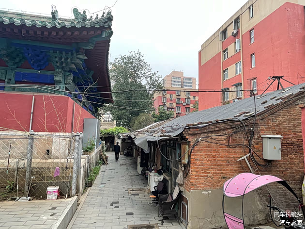 享殿旁边的民房