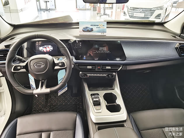 内饰有2种颜色（仙踪绿和光波蓝）