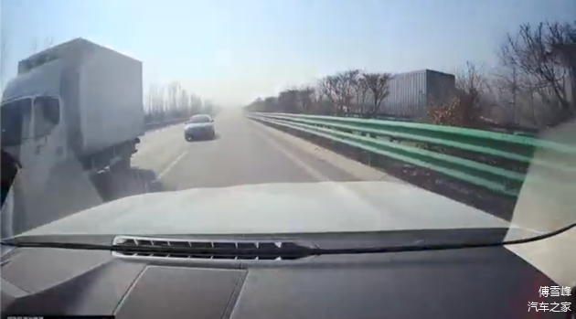 王先生的宝马iX3失控后出现180度转向（行车记录仪视频截图）