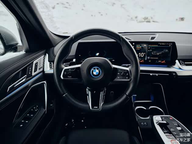 纯电动宝马iX1（U11 BEV）的一体式悬浮曲面屏
10.25英寸仪表+10.7英寸中央显示屏