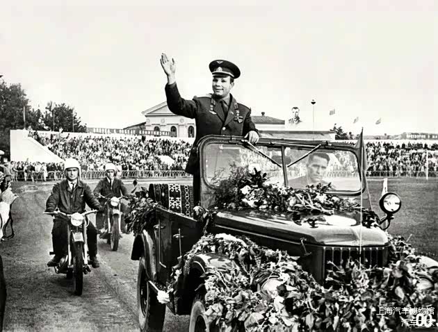 1966年加加林在布良斯克体育场乘坐嘎斯69