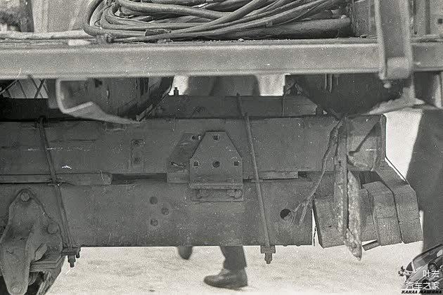 撞击造成了货厢架和底盘大梁脱节，连接的铆钉全都断了。