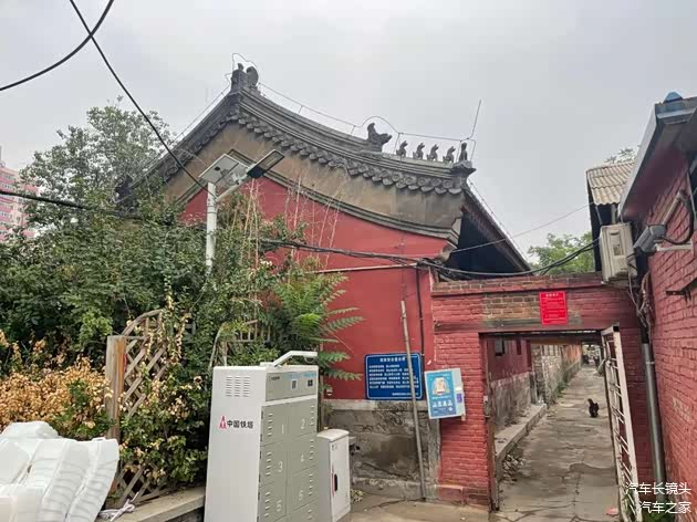 现存的朝房东侧，有一条小巷