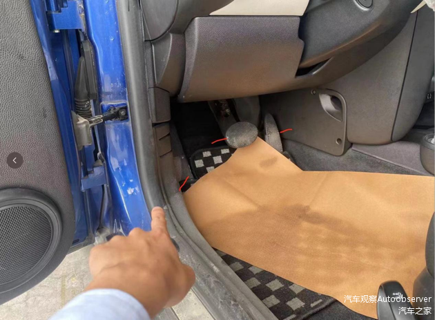 何女士家人展示车辆泡水情况，水大概淹到红线位置