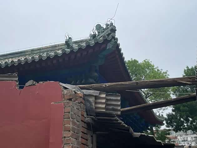 享殿一角，可以看到，借助残墙修建的房屋