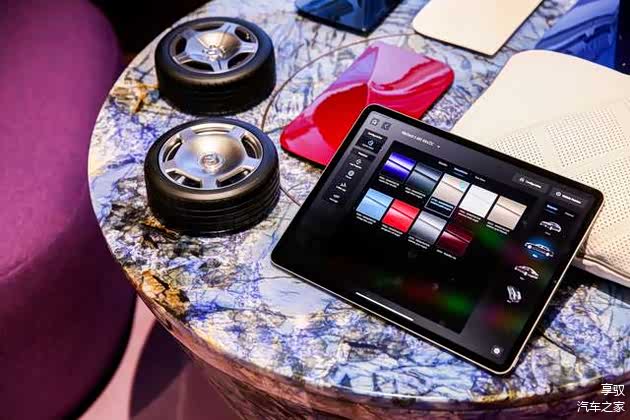 梅赛德斯-迈巴赫·礼境城市品牌中心提供“MANUFAKTUR匠心高定”专属定制服务