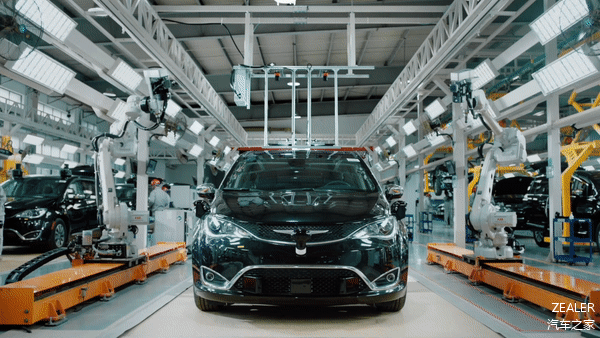 产线上的机械臂