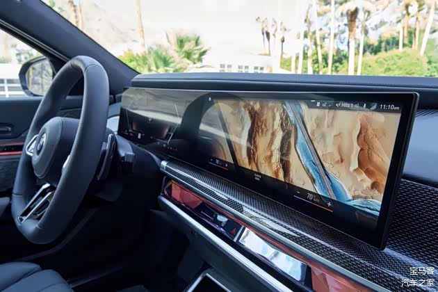全新宝马7系（G70）的一体式悬浮曲面屏幕
12.3英寸仪表+14.9英寸中央显示屏