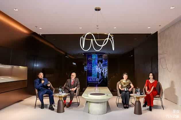 文化学者梁文道、策展人曹丹、前CHAO联合创始人李浩然与梅赛德斯-奔驰市场营销总监周娟