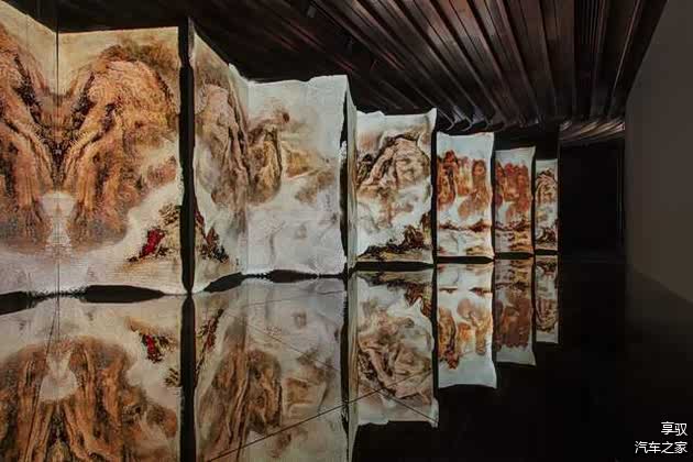 由新媒体艺术家曹雨西以“栾华”为基调，创作的动态山水画《重山神木绘华彩》