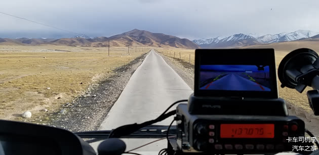 加油站，加满油、加满尿素！卡车是柴油，为了更好地保护环境，尿素是必备的！ 