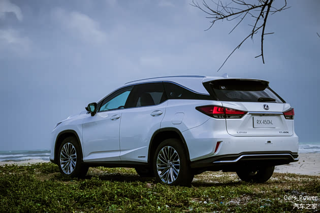 RX450hL开起来总结为一个字，那就是“顺“，同时它的动力又异常充沛