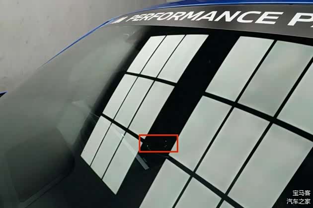 前挡风玻璃上随处可见的细小麻点