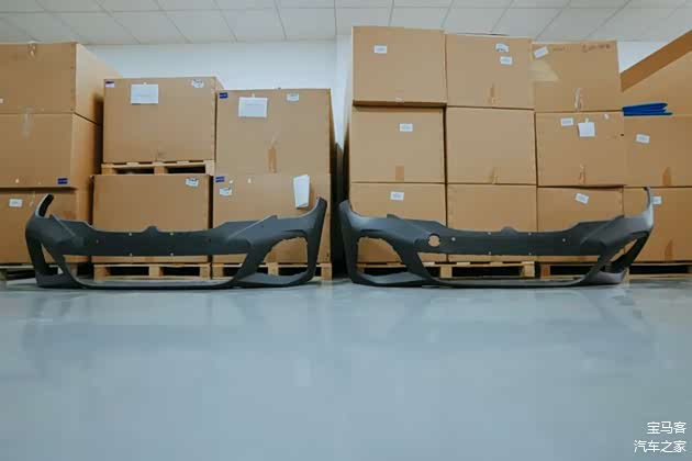 左：BMW原厂前保险杠，右：假冒前保险杠