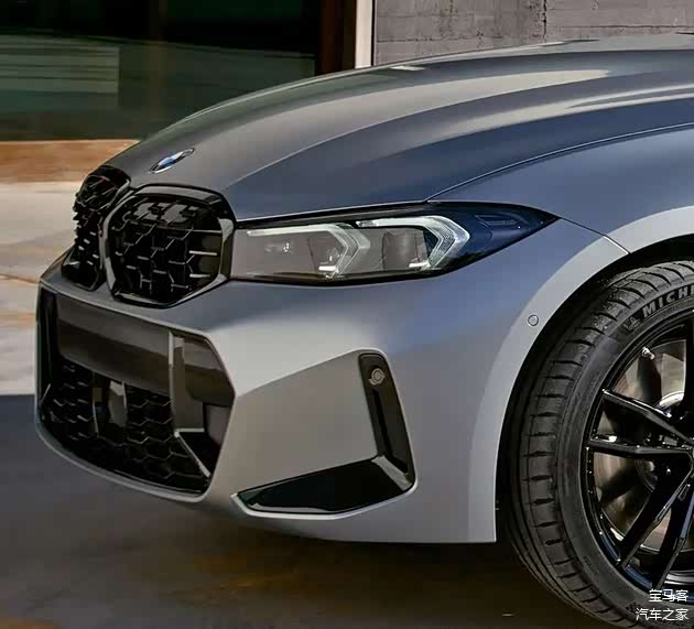 中期改款宝马新M340i的“满天星”格栅

（选装过黑色高光装饰）