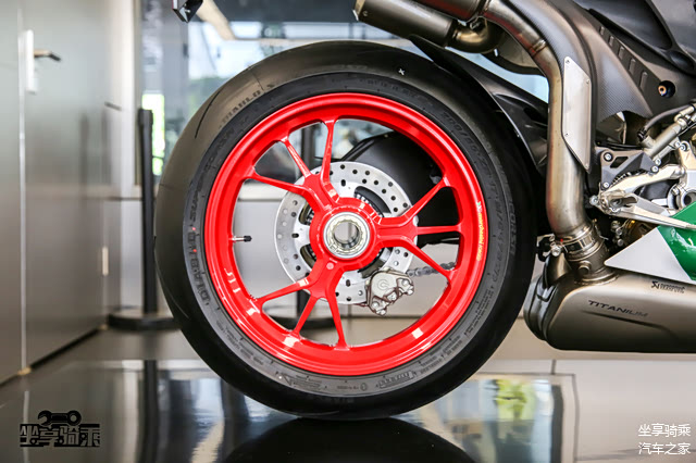 得益于杜卡迪经典的单摇臂设计，红色的Marchesini 三幅Y型铝合金锻造轮圈更加亮眼