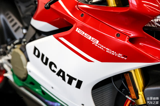 整车采用经典的意大利国旗三色花配色，此款配色只会在杜卡迪重磅车型上使用