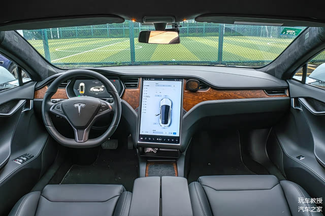 设计前卫，但依旧是传统汽车的布局