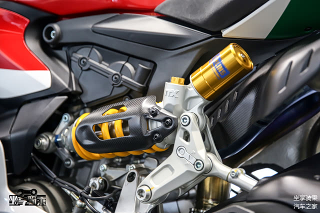 后避震采用赛用级Ohlins TTX36减震器