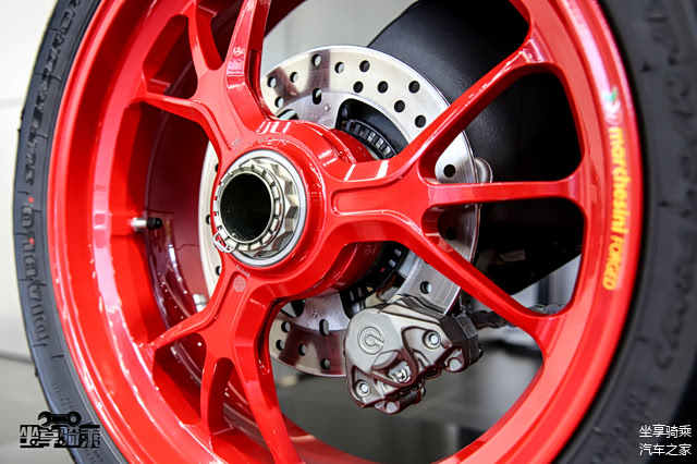 后刹车采用Brembo对向双活塞卡钳，搭配245mm刹车盘