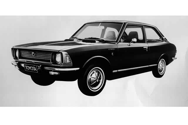 1971-1974  第二代卡罗拉，侧面看有点像美国当年的肌肉车，其实丰田也是靠模仿起家的。