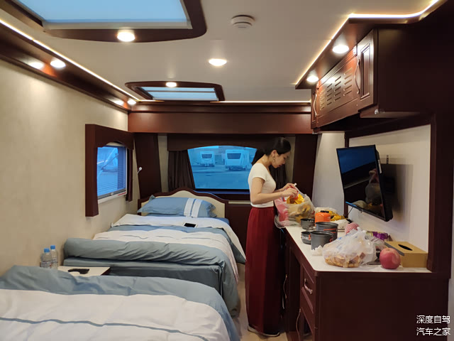 我们住的是小房车（携程可以预订，大概一千左右一晚）两张床，另有四床的大房车