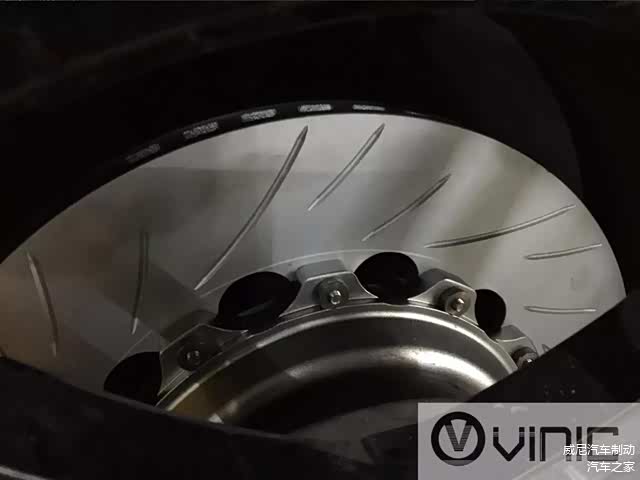 划线设计，排除刹车片磨损下的碎屑以及增大摩擦，提高刹车效果。