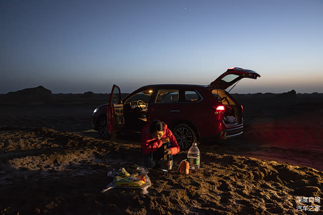 拍完日落，我们忙趁着月光，开始我们的魔鬼城晚餐，今天特地带了速冻饺子，很是期待