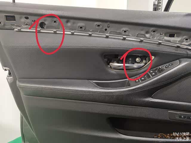 拆完就看到门板上唯一的两颗螺丝了。拆掉