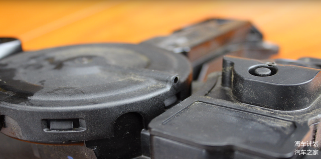 ▲PCV阀上的小孔