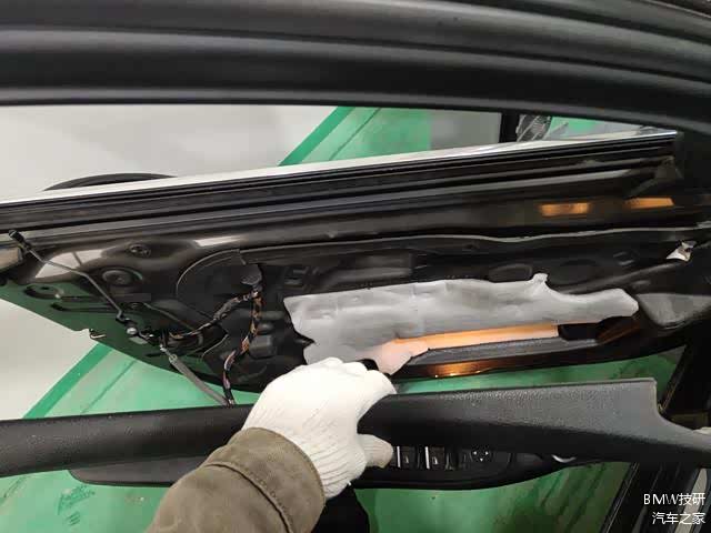 卡子翘完，往上提 门板就下来了。